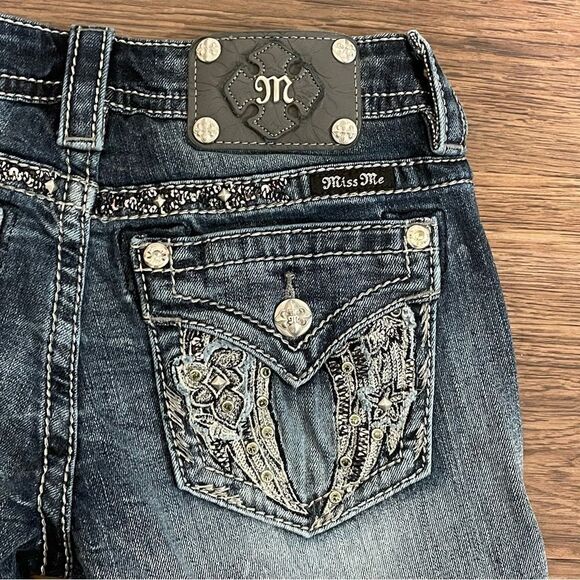 Miss Me Signature Capri Low Waist Jeans Blue Factory Wash and Whiskering Size 26 - Picture 15 of 16